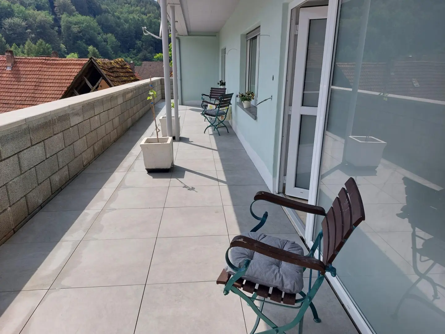 Terrasse entlang der Wohnung