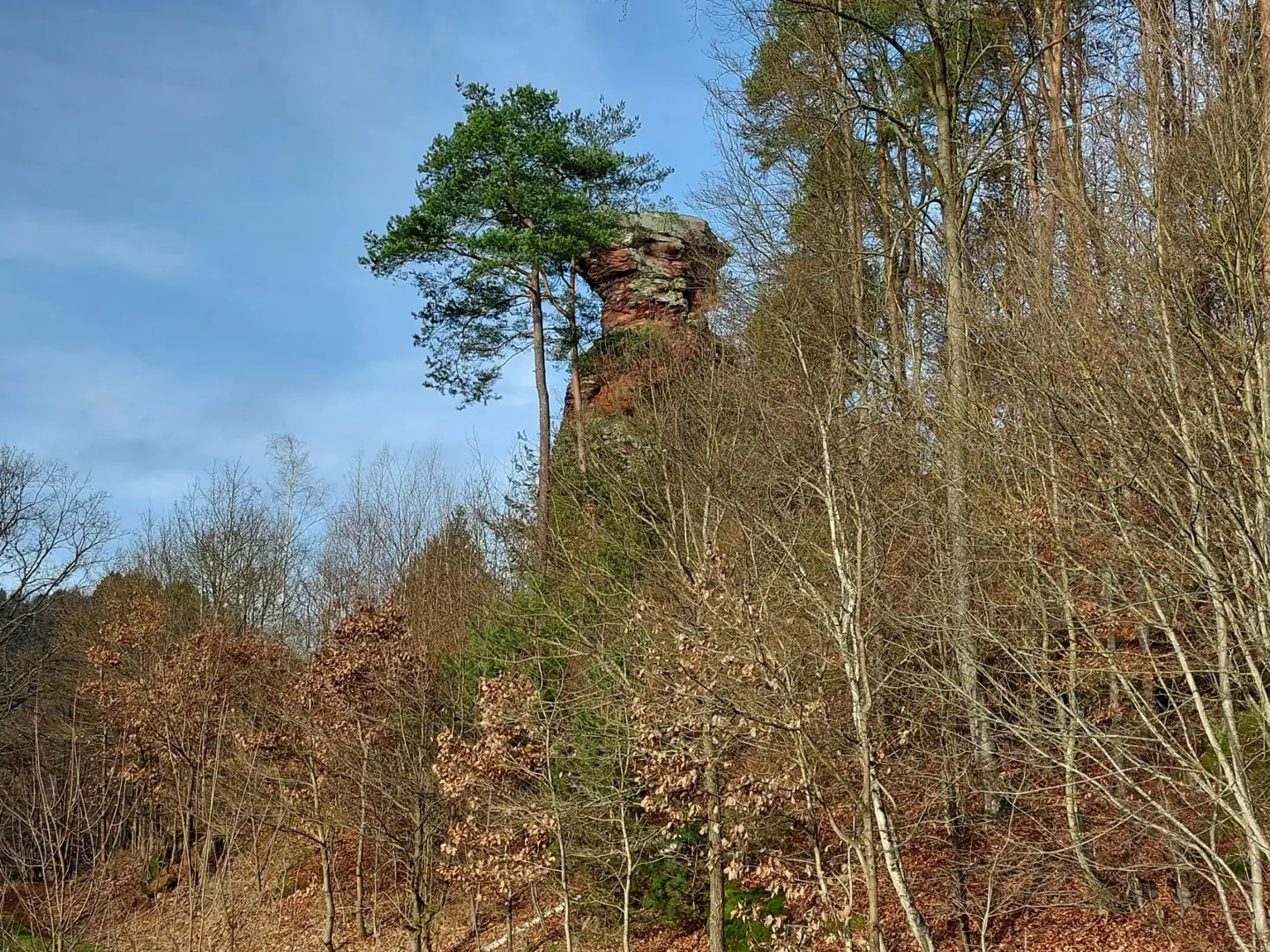 Fels und blauer Himmel