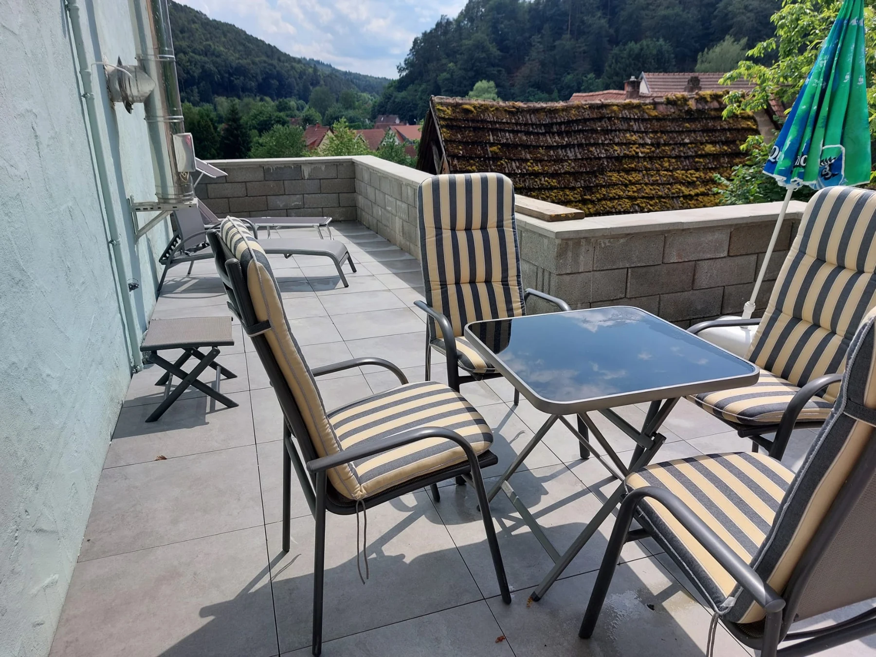 Sonnige Terrasse der Ferienwohnung mit Sitzplätzen